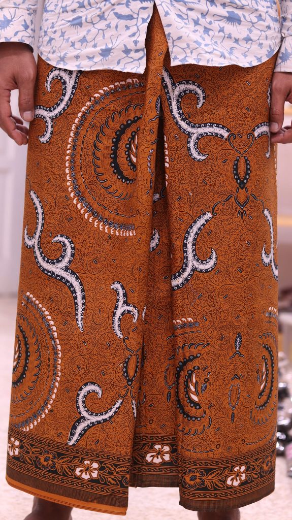 Gambar sarung batik oleh batikdlidir lurikfabric